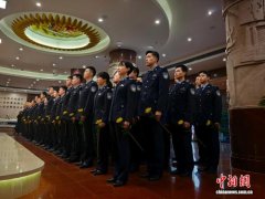 上海百余青年民警缅怀公安英烈